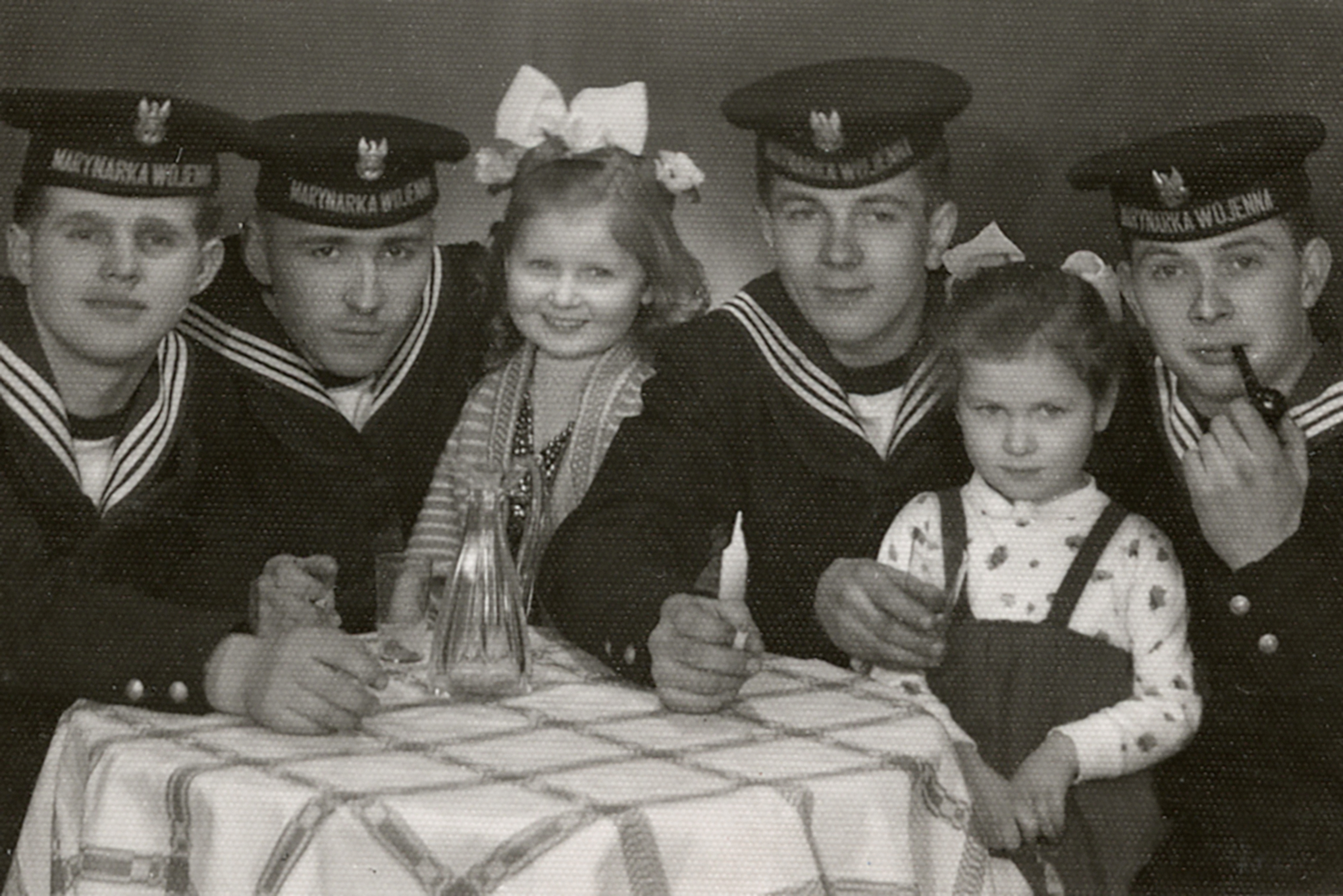 Pani Elżbieta i jej siostra jako kilkuletnie dziewczynki na zdjęciu z marynarzami