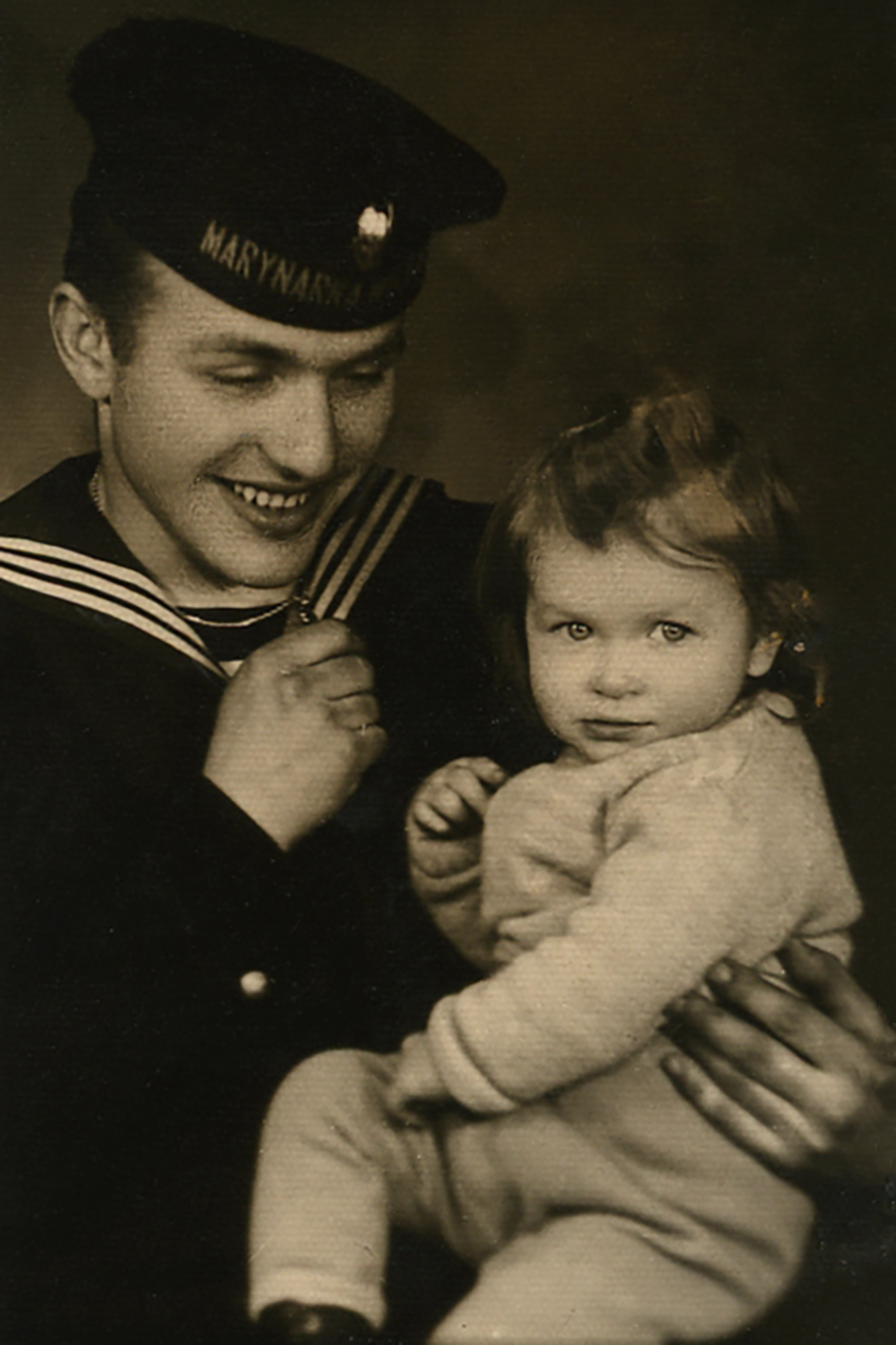 Pani Elżbieta jako kilkuletnia dziewczynka na zdjęciu z marynarzem