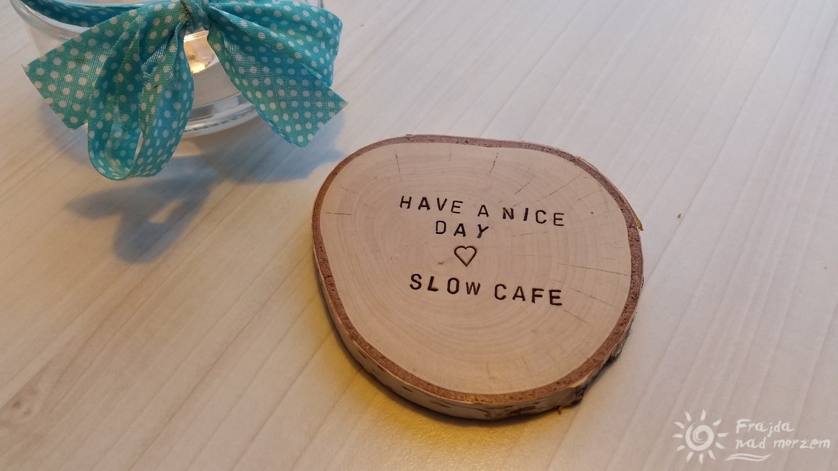 Wystawa zdjęć akcji Podróż za 2 uśmiechy zawitała do Slow Cafe