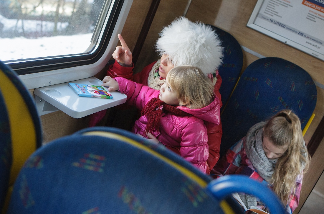 Z autobusem na sesji zdjęciowej - Kolejka SKM