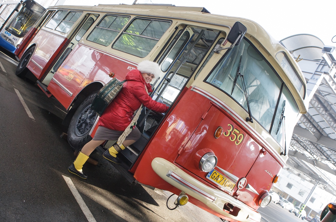 Z autobusem na sesji zdjęciowej - w zajezdni trolejbusowej