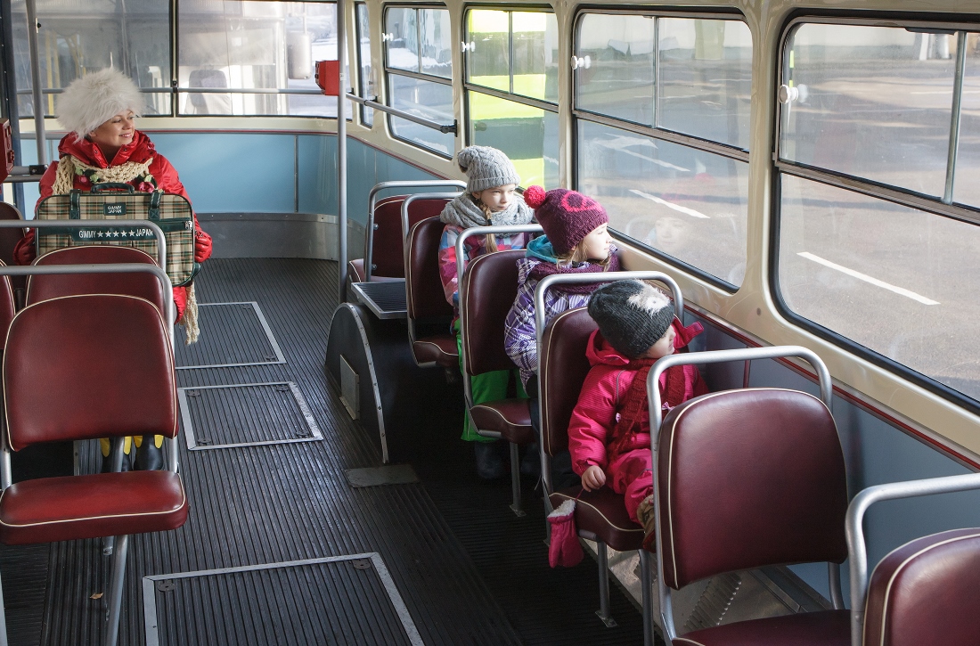 Z autobusem na sesji zdjęciowej - w zajezdni trolejbusowej