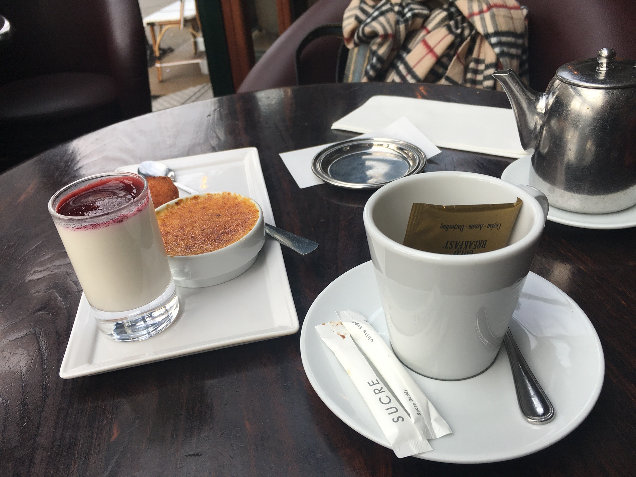 W paryskiej kawiarni
