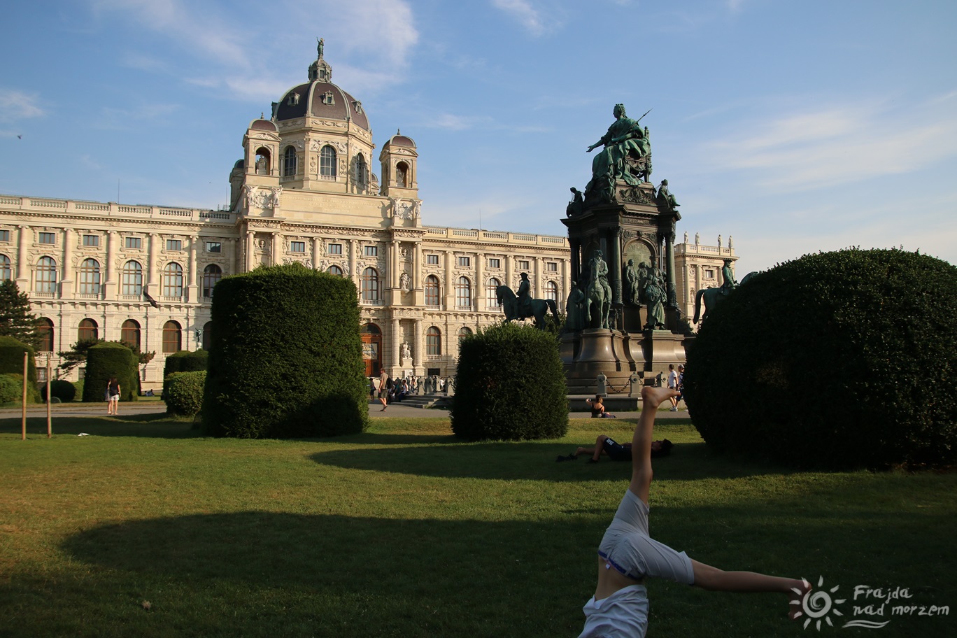 W tle Muzeum Historii Sztuki